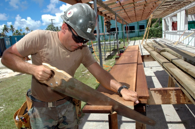 charpentier-ST TROPEZ-min_worker_construction_building_carpenter_male_job_build_helmet-893290